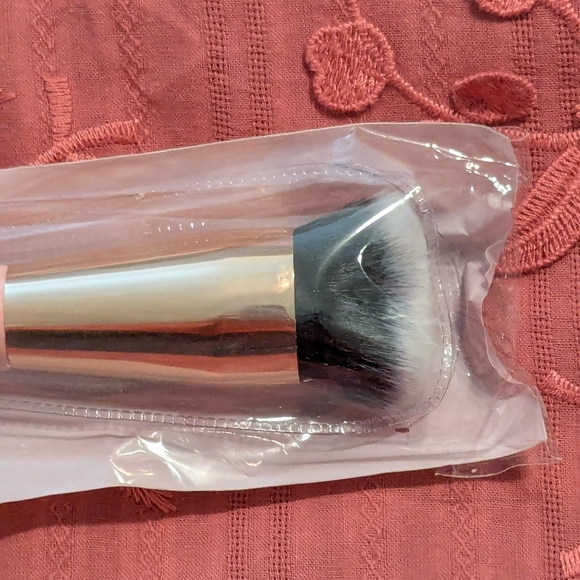 Viel Brush Mally XO Lifted Veil Illuminator Brush - New In Package - Picture 2 of 3